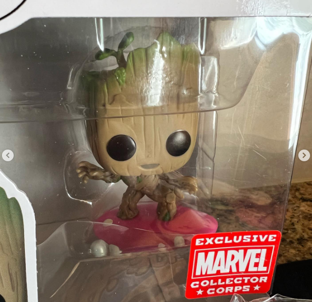 Marvel Collector Corps I am Groot Disney + Talla M